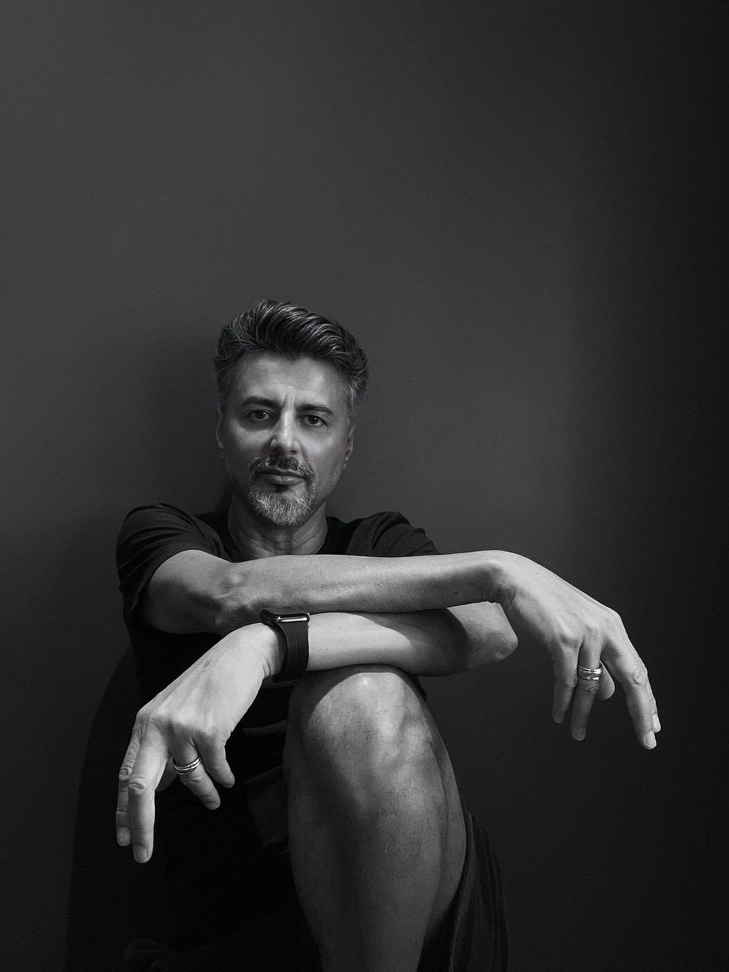 Retrato em preto e branco do artista Nikko Kali